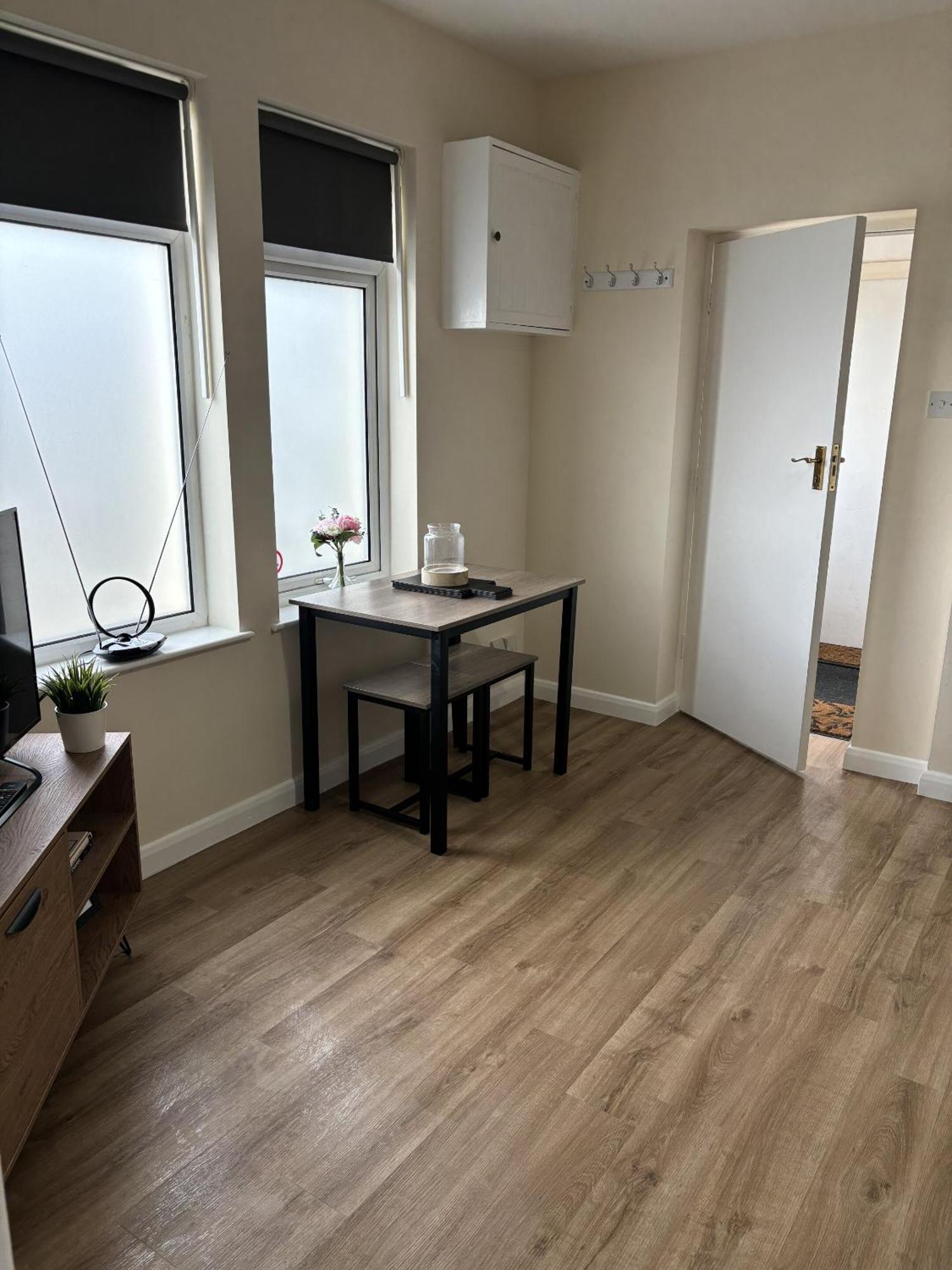 Central - 1 Bed, Cosy Retreat Swindon Exterior photo